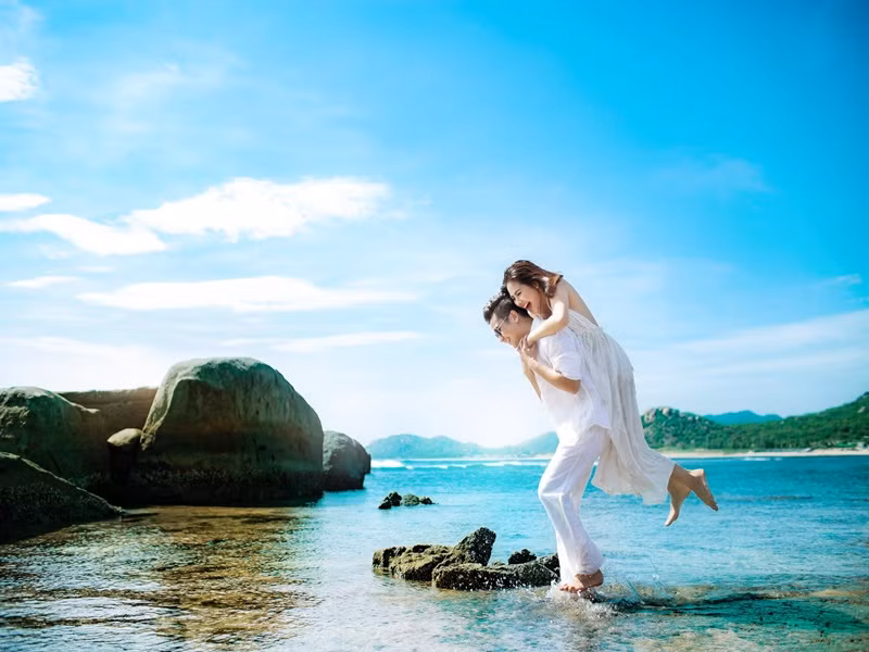 Vân Trang chủ động kết bạn Facebook với Quân Lê. Thời gian đầu quen biết, cả hai trò chuyện trên mạng xã hội đến 2-3h sáng.