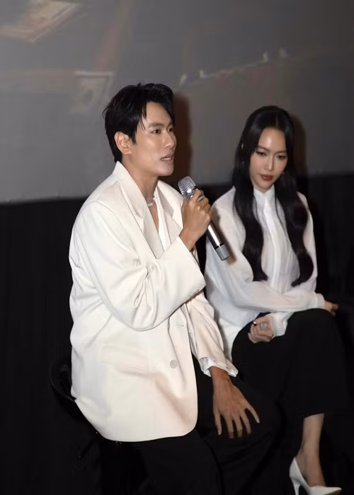 Anh chia sẻ trên Dân Trí: "Khán giả dành tình cảm cho tôi nên mới gọi tôi như thế, chứ tôi không dám nhận mình là ông hoàng hay gì đâu". Ảnh: FBNV.
