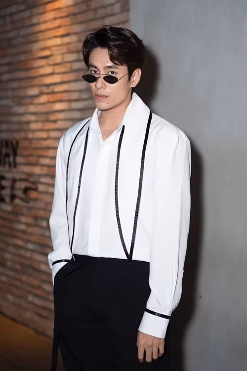 Kiều Minh Tuấn trải lòng về hành trình thành sao: “Con đường của tôi khó đi. Tôi từng là người không có gì trong tay, phải đi khuân vác, đóng vai quần chúng, vai phụ, vai vượt ngoài khả năng của mình... rồi mới có được ngày hôm nay. Tôi đã rất nỗ lực, tự mình bước đi để đạt được thành công". Ảnh: FBNV.