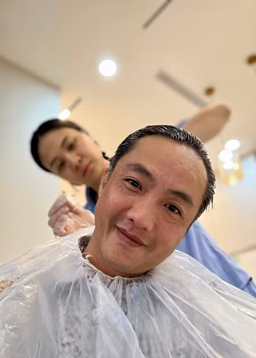 Trong lúc nhuộm tóc, Cường Đô la hỏi Đàm Thu Trang: "Tuổi già ập đến hả Trang? Thế tóc anh trắng hết em có còn yêu anh không?".