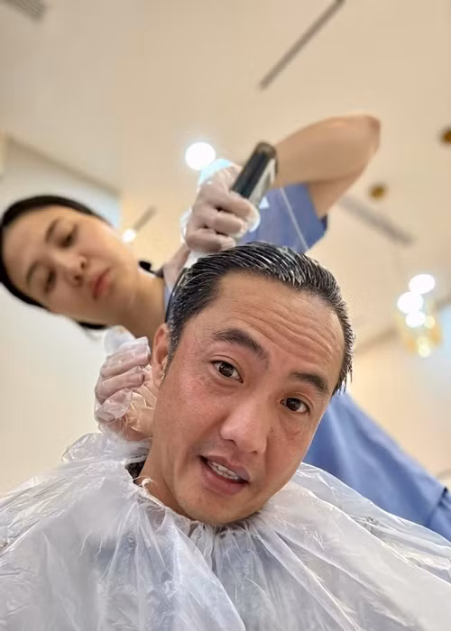 Mới đây, Cường Đô la chia sẻ loạt ảnh được Đàm Thu Trang nhuộm tóc giúp. "Cắt nhuộm gì vợ cũng cân được hết", doanh nhân phố núi viết.