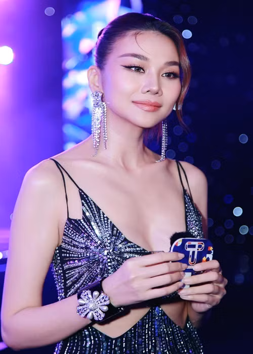 Thanh Hằng tiết lộ phản ứng của chồng trước bộ trang phục táo bạo.