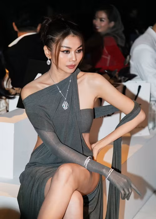 Chia sẻ trên Vietnamnet, Thanh Hằng cho hay, nhạc trưởng Trần Nhật Minh không quen đến nơi xa hoa mà thích những gì mộc mạc. Do vậy, cô để chồng ở nhà cho anh cảm thấy thoải mái hơn.