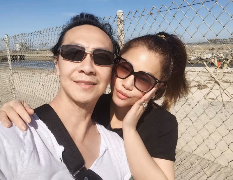 Năm 2017, ở hậu trường một chương trình, chồng Minh Tuyết cắt bánh cho vợ để cô ăn nhẹ.