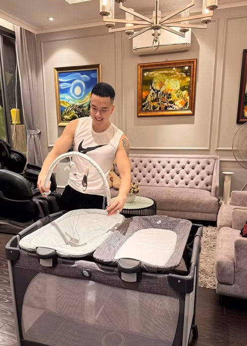 Nam ca sĩ khoe sắm nôi, mua nhiều hộp sữa dành cho con. Ảnh: FBNV.