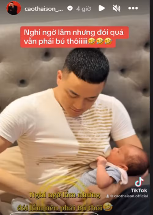 Cao Thái Sơn còn giả làm mẹ khi khoét lỗ trên áo rồi đặt bình sữa để con trai bú. Ảnh chụp màn hình.