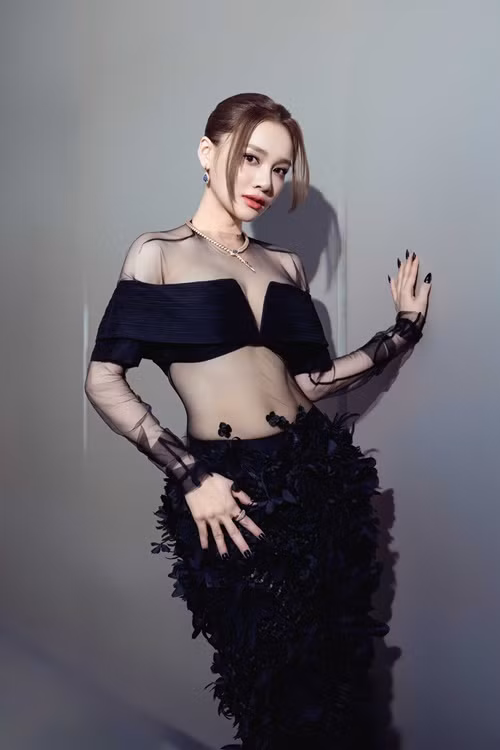Nhã Phương khoe thềm ngực quyến rũ khó rời mắt cùng vòng eo con kiến săn chắc.
