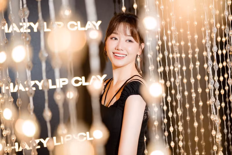 Vợ Trấn Thành lấy lại được nụ cười tỏa nắng sau thời gian điều trị bệnh liệt cơ mặt trái.