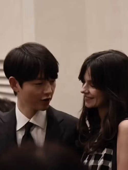 Chia sẻ với truyền thông xứ Hàn tháng 11/2023, Song Joong Ki cho hay, con trai có ngoại hình khá giống anh. Ảnh: Tiền Phong.