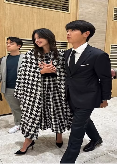 Tháng 10/2023, vợ chồng Song Joong Ki xuất hiện tại đám cưới của em gái nam diễn viên tại Hàn Quốc. Ảnh: Tiền Phong.