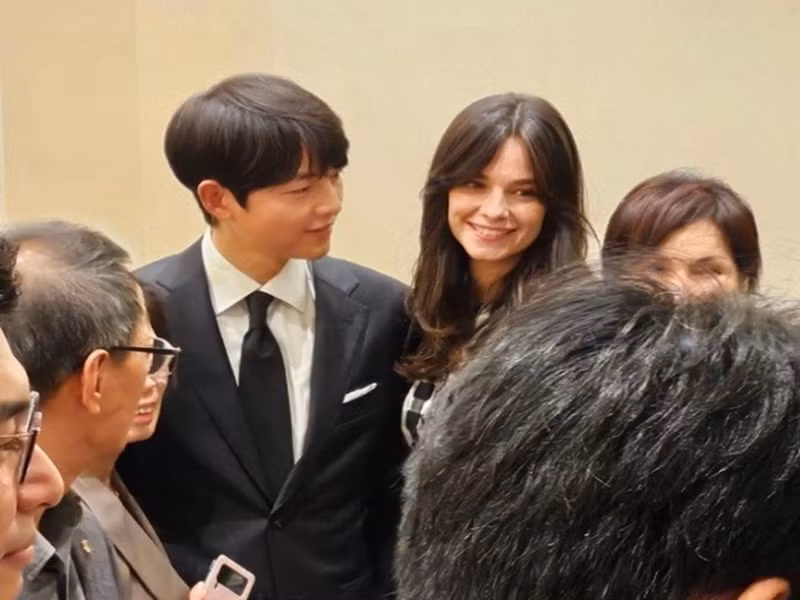 Theo Kbizoom, vợ chồng Song Joong Ki dính như sam trong đám cưới. Đáng chú ý, tài tử luôn nhìn vợ bằng ánh mắt trìu mến. Ảnh: Dân Trí.