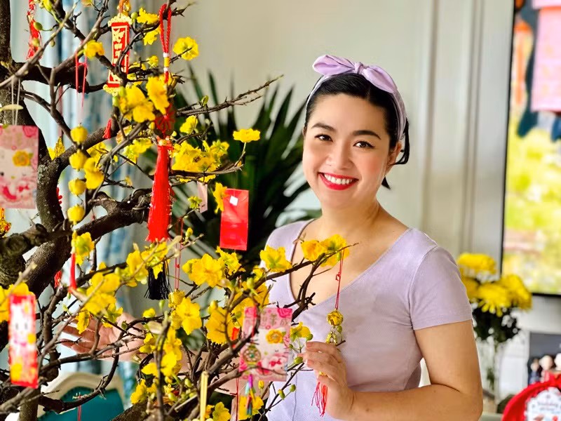 My nhan Viet chia se ky niem lan dau don Tet o nha chong