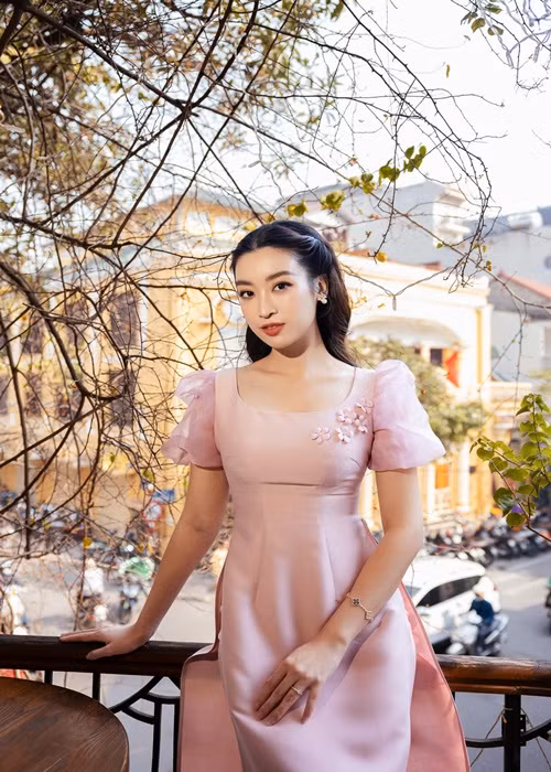 Mỹ Linh học cách nấu nướng, bày biện mâm cỗ từ mẹ chồng vào Tết Nguyên đán 2023.