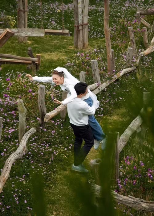 Người đẹp bày tỏ: "Nhiều người ngại bước vào hôn nhân vì sợ cuộc sống họ thay đổi. May mắn lớn nhất của tôi mà không tiền bạc nào đong đếm được, đó là Thanh Hằng vẫn là Thanh Hằng sau khi kết hôn".