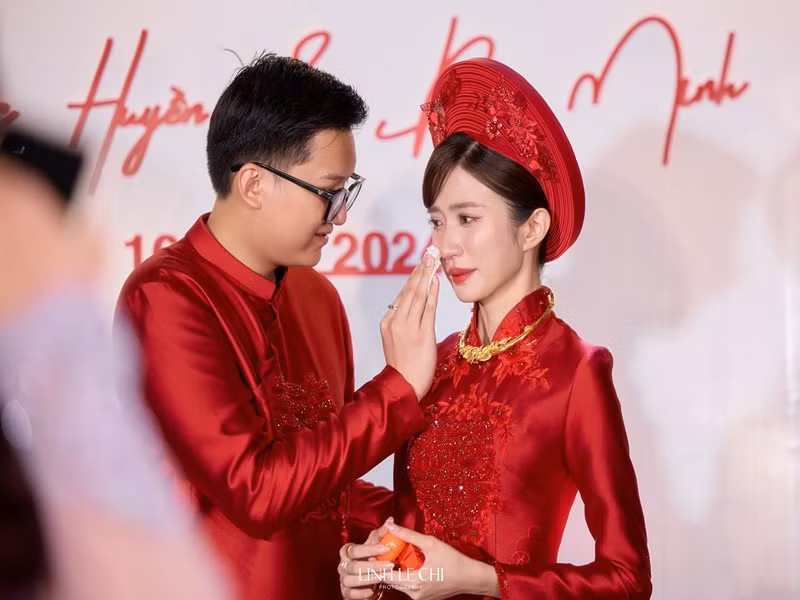 Duy Minh ân cần lau nước mắt cho Ngọc Huyền.