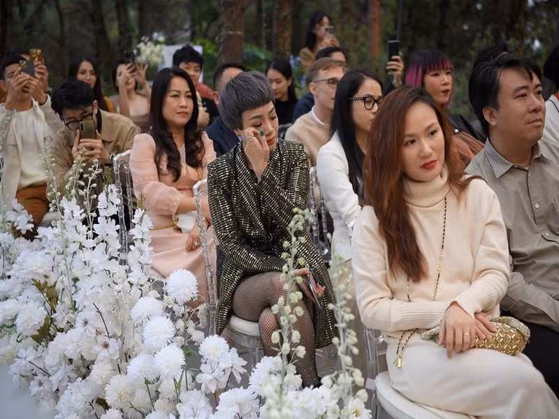 Không chỉ chú rể, các khách mời cũng rơi nước mắt trước lời chia sẻ của cô dâu. Ảnh: Tiền Phong.