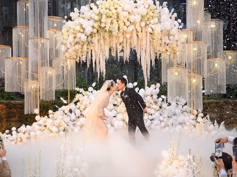 Phía chú rể chia sẻ lời thề nguyện: "Anh cảm ơn em những lúc bên cạnh anh, lúc vui cũng như những lúc buồn, ngay cả khi sau này chúng ta không còn khỏe khoắn, thì anh luôn mong muốn người có thể chia sẻ với anh, đồng hành với anh, chính là Vũ Hạnh Nguyên. Ngày hôm nay không có bố Mạnh ở đây, bố vợ của tôi và lúc ông mất tôi cũng không hứa hẹn gì cả. Nhưng tôi có nghĩ rằng khi ngày này đến, con hứa con sẽ là một người đàn ông để ông yên tâm, ở trên cao kia ông nhìn xuống sẽ thấy con là người đàn ông có thể che chở cho Hạnh Nguyên và bọn con hứa sẽ sống với nhau thật tốt". Ảnh: Vietnamnet.