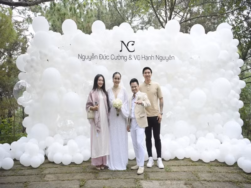Đám cưới của Nguyễn Đức Cường có nhiều người nổi tiếng tham dự. Trong ảnh là vợ chồng cầu thủ Đoàn Văn Hậu đến chúc mừng Nguyễn Đức Cường. Ảnh: Znews.