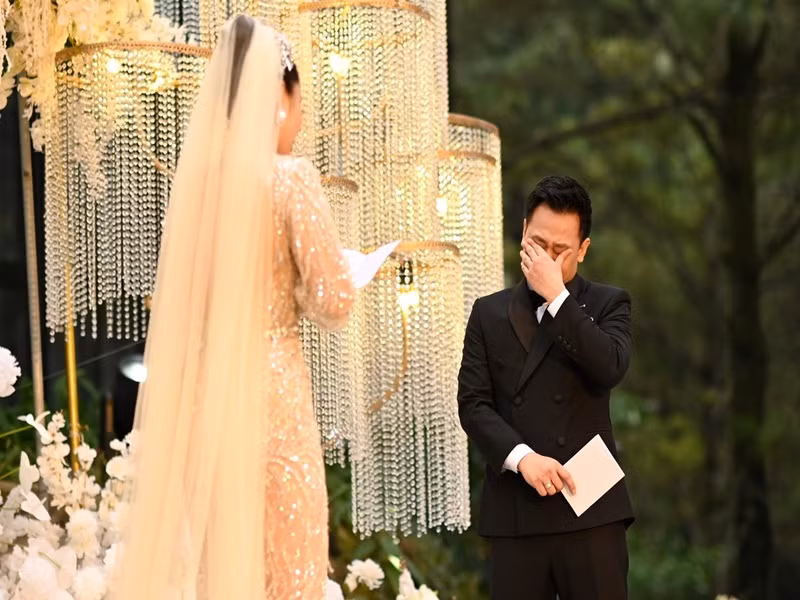 Trong lời thề nguyện, Vũ Hạnh Nguyên nhắc về mối quan hệ giữa chồng và bố ruột của cô. Nữ ca sĩ nói: "8 năm bên nhau, em không biết nói gì. Ngay bây giờ chỉ có những điều trong ký ức của em mà chúng ta đã cùng trải qua với nhau. Những lúc mà em hay bắt nạt con Thỏ, em hay cáu bẳn, mà theo như lời bạn bè nói là những lúc em “lên cơn”, anh là người chịu đựng tất cả những điều như thế. Từ nhiều năm trước khi bố còn sống, bố rất yêu quý con Thỏ. Em vẫn nhớ khi bố trải qua cuộc phẫu thuật lớn, khi tỉnh dậy người bố hỏi đầu tiên là anh....". Ảnh: Tiền Phong.