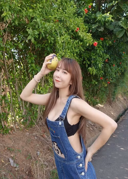 Trang phục hở hang khiến Tử Ninh hút sự chú ý.
