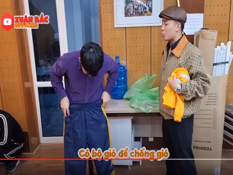 Đỗ Duy Nam tặng trang phục cho các đàn anh.