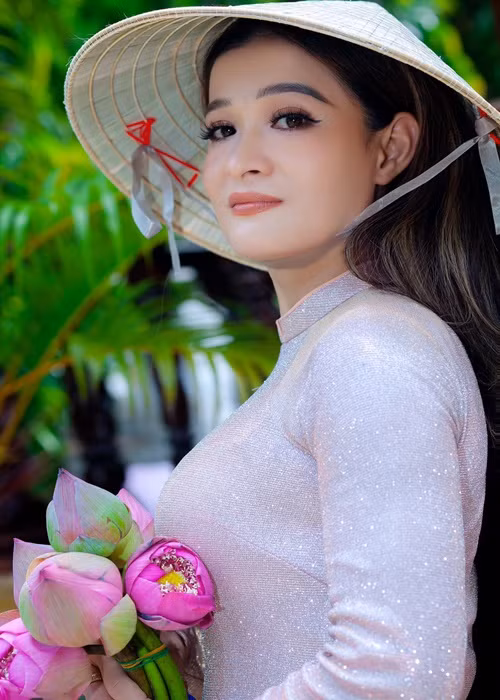 Tháng 8/2023, Thanh Hoa chia sẻ một số hình ảnh mặc áo dài.