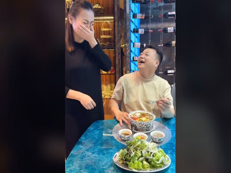 Phương Oanh tự nấu các món, rất khi ít nhờ người hỗ trợ. Ảnh chụp màn hình.