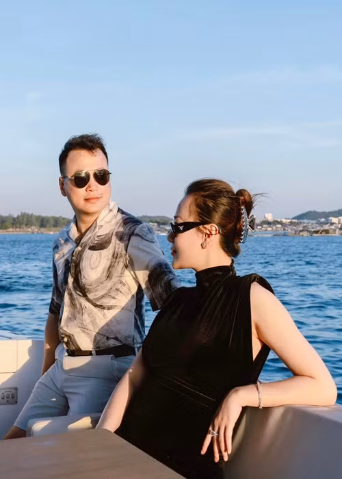 Nhiều người đoán rằng Phương Oanh mang bầu 1 trai, 1 gái khi Ngọc Hân chia sẻ: "Hôm nay phải dành riêng thiết kế này vì có chú rồng và chú phượng đang bay lên, tượng trưng cho 2 bé rồng phượng ở trong bụng Phương Oanh". Ảnh: FBNV.