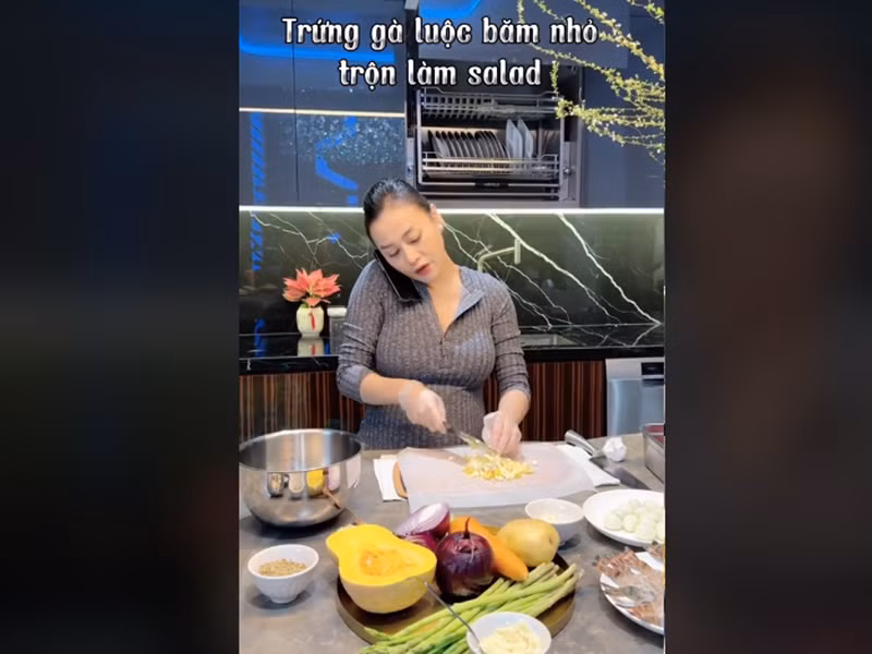 Nữ diễn viên cho biết, cô học nấu ăn từ mẹ ruột. Thi thoảng, nếu muốn nâng cao trình độ, cô thường mời đầu bếp về hướng dẫn. Ảnh chụp màn hình.