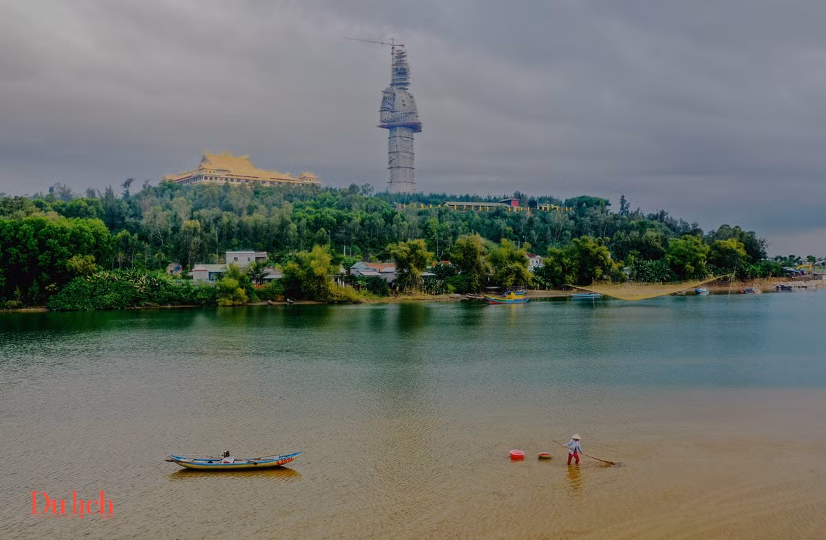 Nổi bật khu văn hóa tâm linh Phật giáo này là tượng Bồ tát Quán Thế Âm cao 122 m (tượng Phật cao nhất Việt Nam). Từ chùa Minh Đức, du khách có thể phóng tầm mắt chiêm ngưỡng dòng sông Trà Khúc giao hòa với biển ở Cửa Đại và tàu thuyền đi lại tạo nên bức tranh sông nước thơ mộng bên cầu Cổ Lũy.