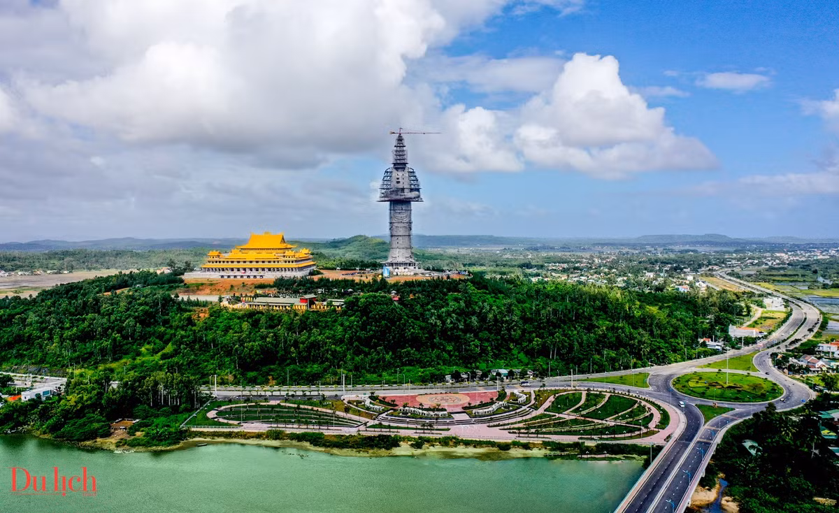 Tiến sĩ Nguyễn Đăng Vũ, nhà nghiên cứu văn hóa ở Quảng Ngãi, cho biết khoảng thế kỷ 15, vùng đất Quảng Ngãi từng được gọi là vùng Cổ Lũy Động. Bây giờ, Cổ Lũy chỉ còn là tên gọi cho một cửa biển: Cửa Cổ Lũy hay cửa Đại Cổ Lũy, nơi sông Trà và một nhánh sông Vệ đổ về. Người dân Quảng Ngãi còn lưu truyền câu ca: “Ai về Cổ Lũy xóm Câu/Nhớ mua đôi chiếu đón dâu về làng“, chính là nói về làng Cổ Lũy này.