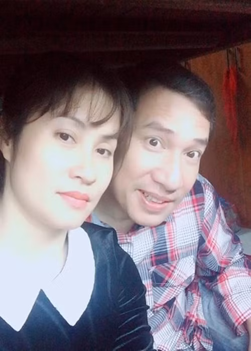 Vợ Quang Thắng tên là Hảo. Cô kém chồng 11 tuổi, không hoạt động nghệ thuật. Ảnh: Tổ Quốc.