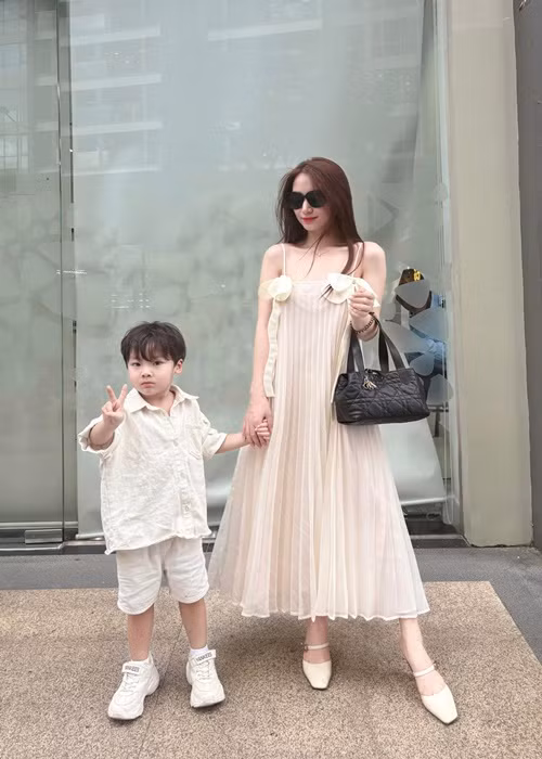 Chia tay thiếu gia Minh Hải từ tháng 2/2022, Hòa Minzy nuôi con trai.