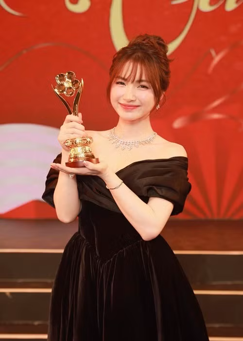 Nữ ca sĩ Hòa Minzy vừa giành giải Nữ ca sĩ được yêu thích nhất ở Mai Vàng 2023.