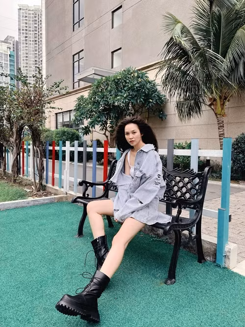 Hiền Thục tự tin diện áo crop top, váy ngắn, quần yếm, quần jean.
