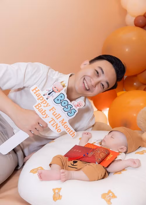 Con trai Ngân Anh nhận quà từ người thân.
