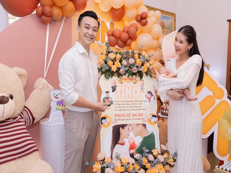 Phan Tô Ny làm thơ cho con trai: "Phan gia mừng đón thỏi vàng nén/Lê đạo hân hoan chú bé cười/An tâm con cứ mau khôn lớn/Hy vọng mai này sống thảnh thơi".