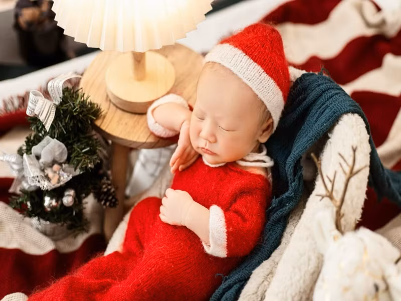 Con trai Ngân Anh hóa ông già Noel nhí.