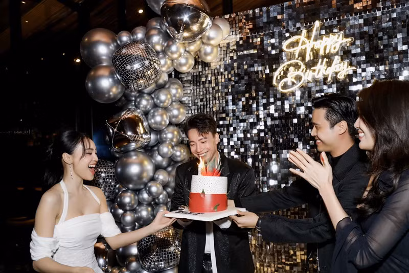 Lan Ngọc cùng nhiều nghệ sĩ tổ chức sinh nhật bất ngờ cho S.T Sơn Thạch cách đây không lâu.