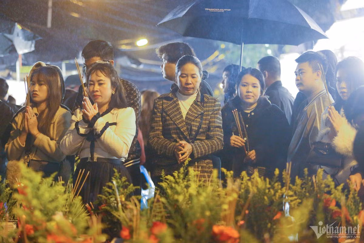 Hà Nội đêm qua lạnh 18 độ C, trời có mưa nhưng không làm giảm lượng người đi lễ vào ban đêm. Các mâm lễ được sắp chu đáo, đầy đủ. Tuy không gian nhỏ, hẹp nhưng không có tình trạng chen lấn, xô đẩy. Mọi người yên lặng làm lễ.