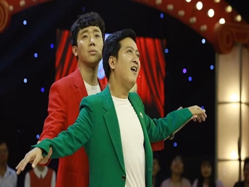Hai nghệ sĩ thân thiết trong một gameshow. Ảnh: HTV.