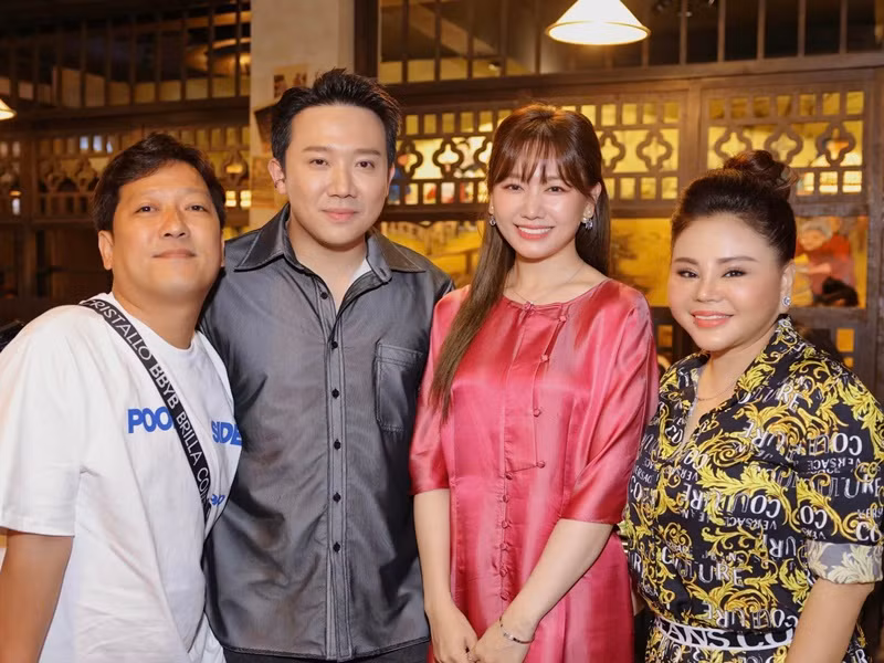 "Mười Khó" đến chúc mừng Trấn Thành khai trương nhà hàng. Ảnh: FBNV.