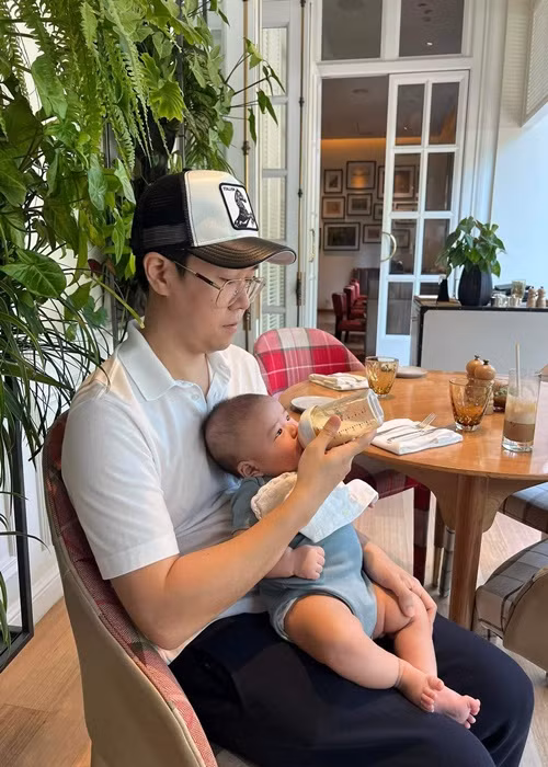 Vợ chồng Lê Hiếu tự tay chăm sóc con trai, không cần đến người giúp việc.