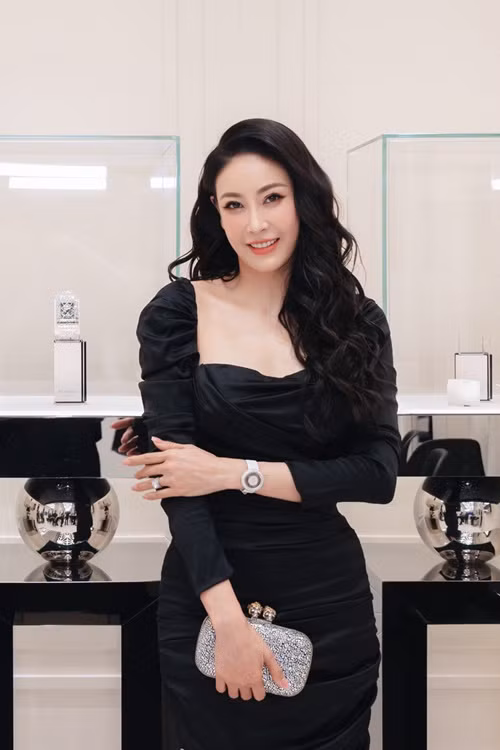 Hà Kiều Anh đeo set trang sức trị giá 181,8 tỷ đồng. Ảnh: Vietnamnet.