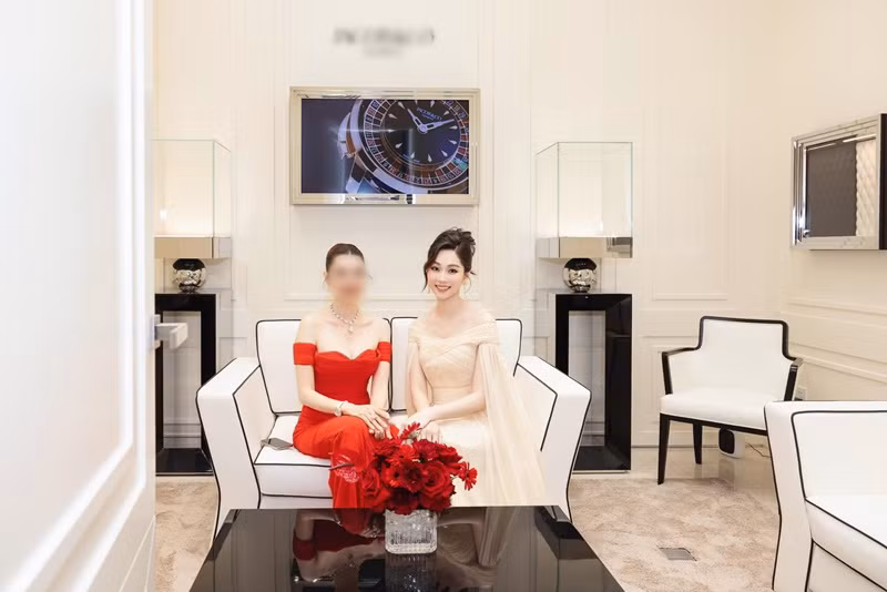 Khuyên tai và nhẫn kim cương Thu Thảo đeo trị giá khoảng 110 tỷ đồng. Ảnh: FBNV.