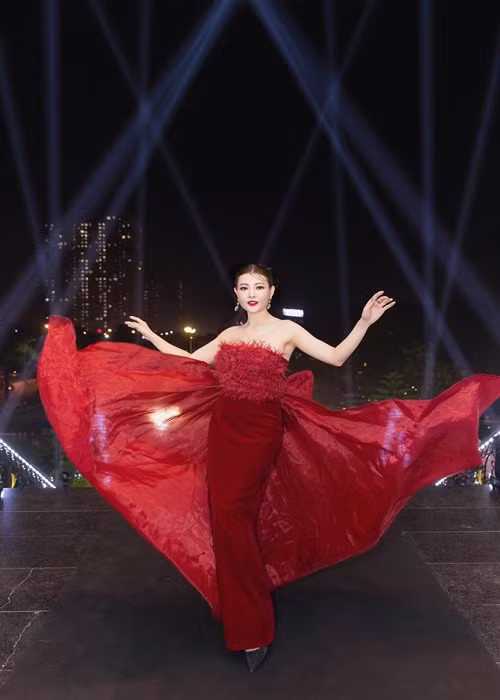 Thanh Hương chuộng mặc gợi cảm khi tham gia sự kiện.
