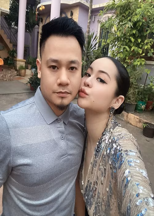 Trước đây, Vũ Hạnh Nguyên rất hay ghen. Sau này, cô thoải mái hơn nhờ hiểu công việc và tính cách của bạn trai.