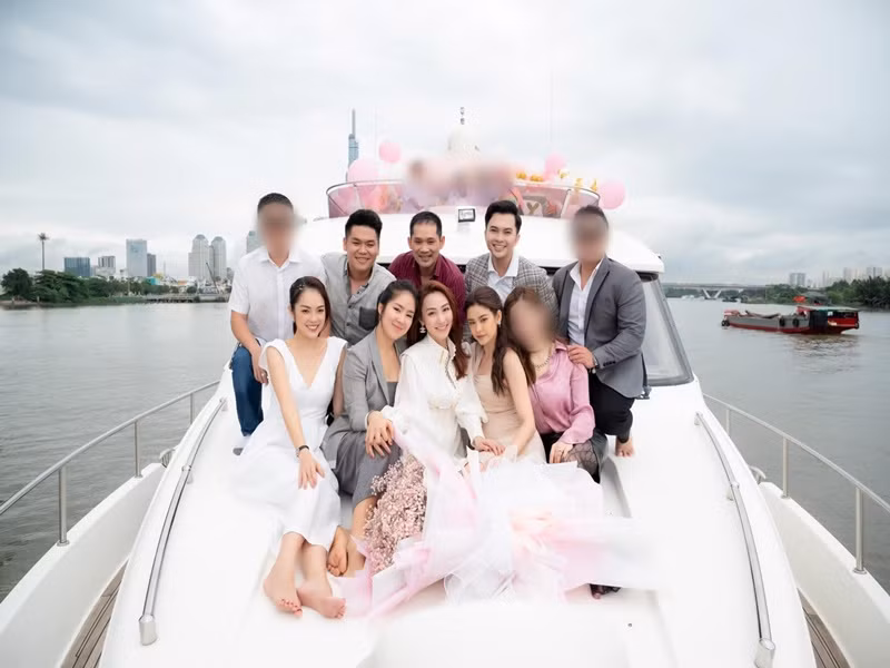 Ngân Khánh và Thiếu Quân thi thoảng gặp gỡ bạn bè tại Việt Nam.