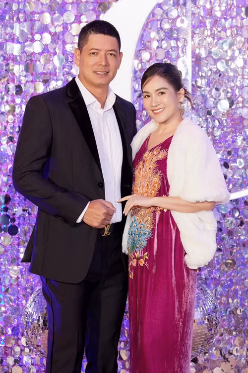Vo dai gia cua dien vien Binh Minh tre khong ngo o tuoi 47