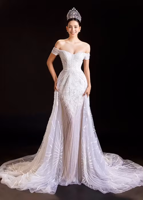 Bằng tuổi Lương Thùy Linh, Tiểu Vy là Hoa hậu Việt Nam 2018, lọt top 30 Hoa hậu Thế giới 2018.